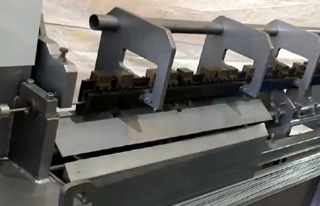 Decoiling machine